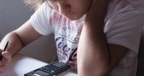 Dziecko ma zaległości z kilku klas – od czego rozpocząć naukę