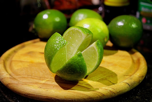 Właściwości kwasów i zasad – zestawienie tabelaryczne