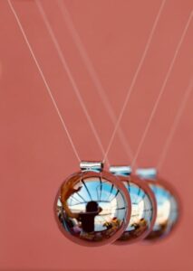 Zasada zachowania pędu – przykłady z życia