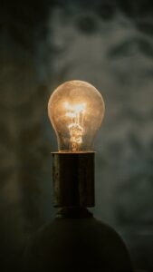 Elektryczność w pigułce – jak szybko zrozumieć podstawy