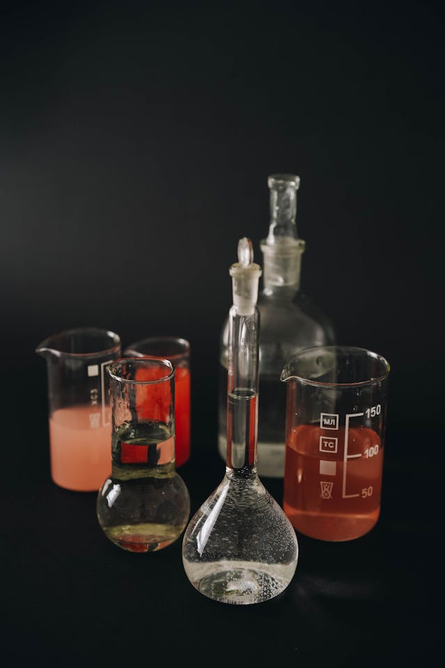 Kwasy nieorganiczne – zestawienie i zastosowania