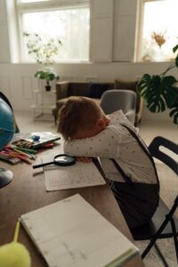 Dziecko płacze przed sprawdzianem z matematyki – jak mu pomóc