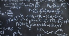 Równania reakcji egzaminacyjnych – kluczowe przykłady